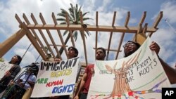 Para Supporters of Deferred Action for Childhood Arrivals (DACA) berunjuk rasa di luar gedug pengadilan federal di Pasadena, California, 15 Mei 2018.