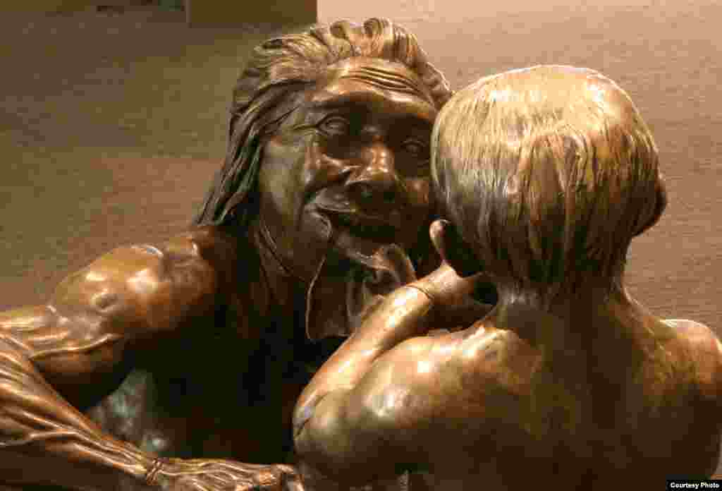 Adegan kasih seorang ibu di antara Neanderthal merupakan kejutan bagi para turis. (John Gurche, “Shaping Humanity”)