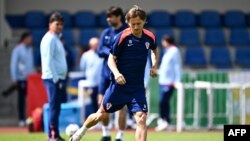Stêra tîma Kroatya Luka Modric xwe jibo lîstika îro ligel Îtalyayê amade dike.