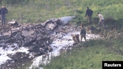 ပစ်ချခံရသည့် အစ္စရေးလ် F-16 တိုက်လေယာဉ် အပျက်အစီးများကို စစ်ဆေးနေသည့် အစ္စရေးလ်လုံခြုံရေးတပ်ဖွဲ့ဝင်များ။ ၁၀ ဖေဖော်ဝါရီ ၂၀၁၈။