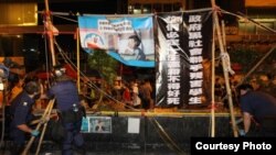 香港警方周五凌晨突袭清理旺角占领区路障（苹果日报图片）