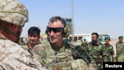 美國駐阿富汗部隊指揮官約翰尼科爾森上將(中)在阿富汗一所軍營 (資料圖片)