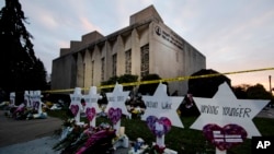 Memorijal ispred singagoge "Drvo života" (Foto: AP /Matt Rourke)
