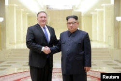 지난달 9일 평양을 방문한 마이크 폼페오 미국 국무장관이 김정은 북한 국무위원장과 악수하는 모습을, 북한 관영 '조선중앙통신'이 공개했다.