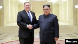 Rukovanje severnokorejskog lidera Kim Džong Una i američkog državnog sekretara Majka Pompea 