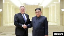 마이크 폼페오(왼쪽) 미 국무장관이 지난 5월 방북 당시 김정은 국무위원장과 악수하고 있다. 