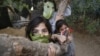 Anak-anak Palestina membuat masker dan topeng dari kobis saat harus berada di rumah mereka di tengah pandemi corona di Beit Lahia, jalur Gaza, 16 April 2020, 