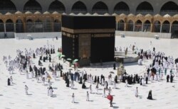 Masjidil Haram di kota suci Mekkah Saudi beroperasi dengan kapasitas penuh pada 17 Oktober 2021. (Foto: AFP)