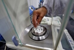 Seorang apoteker memeriksa berat Parasetamol, obat pereda nyeri umum yang juga dijual sebagai asetaminofen, 4 Maret 2020. (Foto: REUTERS/Amit Dave)
