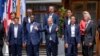 Kanselir Jerman Olaf Scholz, tengah berdiri di antara dari kiri depan, Presiden Emmanuel Macron, Presiden Macky Sall, Presiden Joko Widodo, Presiden dan Presiden Joe Biden di KTT G7, di Kruen, Jerman, Senin, 27 Juni 2022. (Michael Kappeler/Pool via AP)