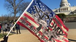 Pendukung Trump di dekat Gedung Capitol. (Foto: VOA/Milan Nešić)