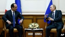 Presiden Rusia Vladimir Putin, kanan, dan Presiden Perancis Francois Hollande bertemu di bandara Moskow Vnukovo, Sabtu, 6 Desember 2014.