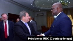 Président Félix Tshisekedi (1er D)na ya mambi ya Afrika, Peter Tibor Nagy, (1er G), na ntoma ya Amerika na Kinshasa, Mike Hammer, na Kinshasa, RDC, 15 mars 2019. (Twitter/Présidence RDC)