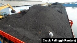 Tempat berlabuh tongkang batu bara terlihat di Pelabuhan Tanjung Priok, Jakarta 26, 2011. (Foto: REUTERS/Crack Palinggi)
