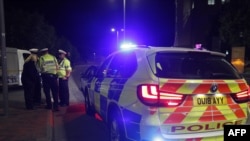 Petugas polisi terlihat di Reading, barat London, pada 20 Juni 2020 menyusul insiden penikaman di taman Forbury Gardens. (Foto: AFP)