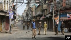 Polisi India berpatroli pada hari ketiga jam malam yang diberlakukan di wilayah Jammu, India, 17 Februari 2019. (Foto: dok).