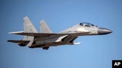 資料圖：台灣國防部公佈的中國解放軍殲-16戰鬥機。