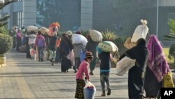ဘင်္ဂလားဒေ့ရှ်နိုင်ငံ ဒုက္ခသည်စခန်းက ရိုဟင်ဂျာဒုက္ခသည်များ Bhashan Char သို့ ပြောင်းရွှေ့နေထိုင်တဲ့ မြင်ကွင်း။ (ဇန်နဝါရီ ၂၉၊ ၂၀၂၁)