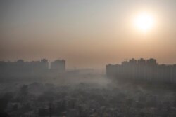 Kabut pagi menyelimuti kaki langit di pinggiran New Delhi, India, Jumat, 16 Oktober 2020. (Foto: AP)