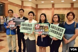 多名民主黨成員與選舉委員會主席馮驊會面，反映目前選民登記存在的漏洞。（美國之音湯惠芸攝）