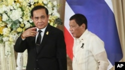 FILE - Philippine President Rodrigo Duterte, right, and Thailand's Prime Minister Prayuth Chan-ocha at the government house in Bangkok, Thailand, March 21, 2017.