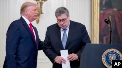 Presidente Donald Trumpo (esq) e Procurador-Geral William Barr (dir)