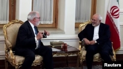 Iranian Foreign Minister Mohammad Javad Zarif (R) meets with European Commissioner for Energy and Climate, Miguel Arias Canete, in Tehran, Iran, May 20, 2018.