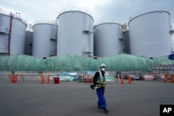 Tangki penyimpan air radioaktif yang diolah setelah digunakan untuk mendinginkan bahan bakar cair di pembangkit listrik tenaga nuklir Fukushima Daiichi, dioperasikan oleh Tokyo Electric Power Company Holdings (TEPCO), di Okuma, timur laut Jepang, Kamis, 3 Maret 2022. (Foto: AP)
