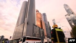 Seorang petugas SAR memperhatikan gedung yang rusak di Pusat Bisnis Moskow Internasional (Moskva City) menyusul serangan drone terhadap Ibu Kota Rusia itu pada Selasa, 23 Agustus 2023. (Foto: Natalia Kolesnikova/ AFP)