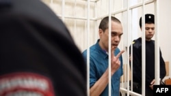 Salah satu dari tiga pengacara yang mewakili mendiang pemimpin oposisi Alexey Navalny: Vadim Kobzev, yang dituduh berpartisipasi dalam organisasi "ekstremis", menghadiri pembacaan putusan mereka di kota Petushki, Rusia, pada 17 Januari 2025.