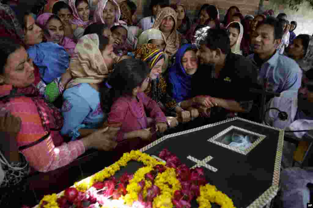 Pakistani Christian women mourn the death of Sharmoon who was killed in a bombing attack, in Lahore, Pakistan, March 28, 2016.