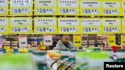 资料照 - 一名顾客在中国河北省邯郸市一家超市里购物。(2019年3月9日)