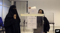 Suasana pemungutan suara di sebuah TPS di Riyadh, Arab Saudi (12/12). 