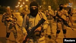 Sebuah gambar tidak bergerak yang diambil dari video Islamic State yang dirilis oleh kanto berita kelompok tersebu, Amaq, menunjukkan seorang anggota militan berbicara di depan kamera (18/10). Mosul, Iraq. (foto: REUTERS/Reuters TV via kantor berita Amaq)