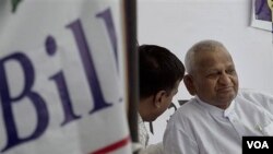 Aktivis India, Anna Hazare akan mengakhiri mogok makan di New Delhi hari Sabtu (9/4).