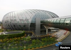Bagian depan Jewel Complex dengan jembatan yang menghubungkan berbagai terminal di Bandara Changi di Singapura, 11 April 2019. (Foto: Reuters/Feline Lim)