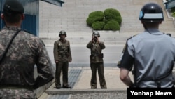 지난 2일 판문점에서 북한 경비병이 군사분계선 앞으로 접근해 카메라로 남측을 촬영하고 있다. (자료사진)
