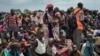 Seorang ibu dan anak-anak berbaris untuk mendaftar ke Program Pangan Dunia untuk mendapatkan bantuan makanan di Old Fangak, di negara bagian Jonglei, salah satu daerah yang paling parah terkena dampak kerawanan pangan di Sudan Selatan. (Foto: AP)