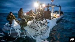美國海軍提供的圖片顯示，2023年2月5日，水手們在南卡羅來納州默特爾比奇海岸附近回收被擊落的高空監視氣球。（美聯社照片）