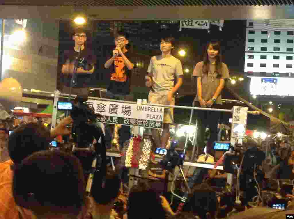 數以千計的學生和市民在金鐘雨傘廣場聲援學聯代表 (美國之音圖片/海彥拍攝)