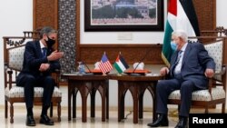 Menteri Luar Negeri AS Anthony Blinken (kiri) berbicara dengan Presiden Palestina Mahmoud Abbas di Ramallah, Tepi Barat Selasa (25/5). 