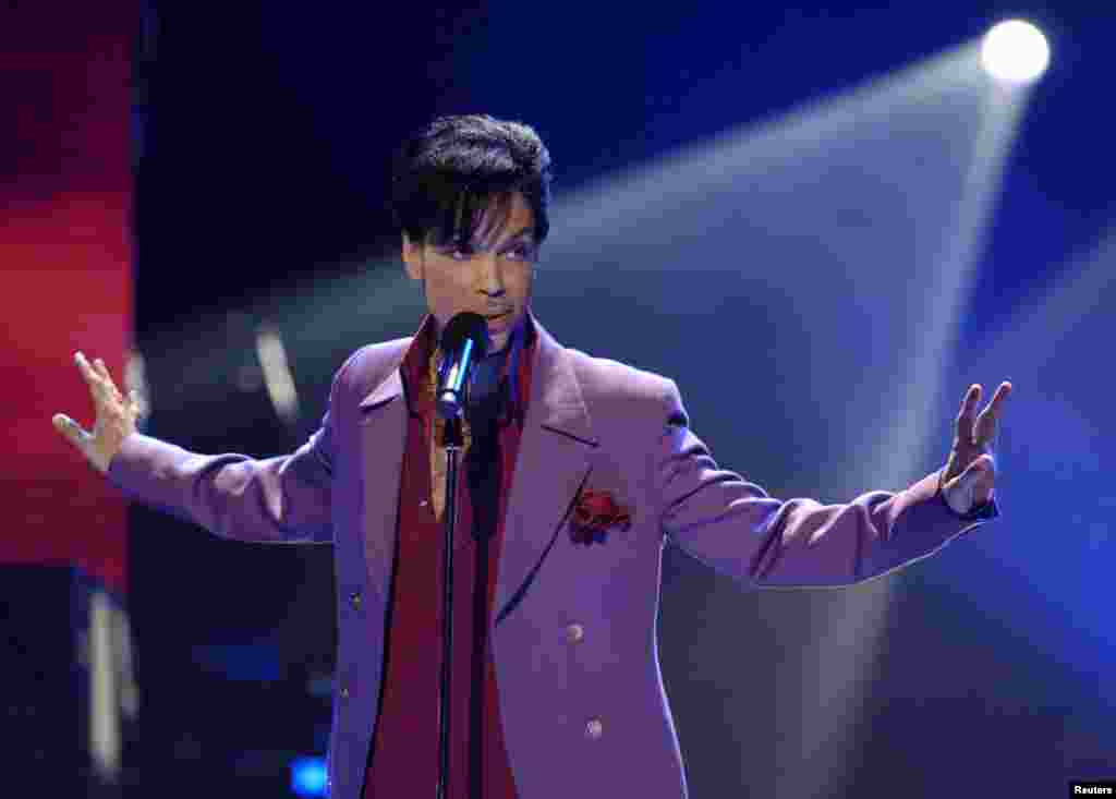 Penyanyi Prince tampil secara mengejutkan di acara final "American Idol" 2006 di Kodak Theater, Hollywood, California. (Reuters/Chris Pizzello)