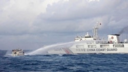 2023年12月10日，中國海警船向菲律賓供給船發射水砲。 （美聯社照片）