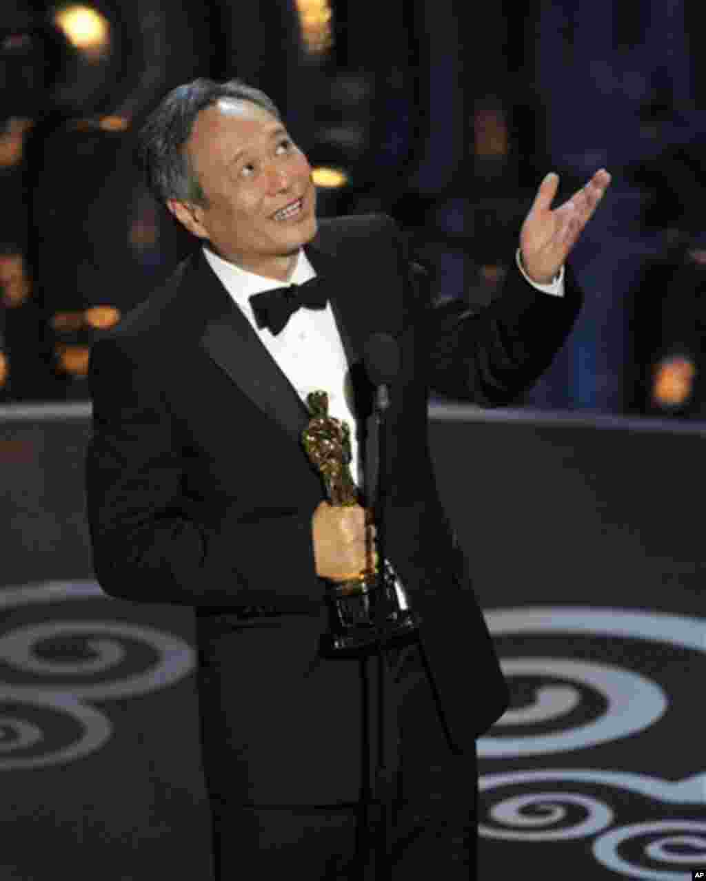 Ang Lee menerima penghargaan sebagai sutradara terbaik untuk film "Life of Pi" pada Academy Awards ke-85 di Dolby Theatre, Los Angeles (24/2). (AP/Chris Pizzello/Invision)