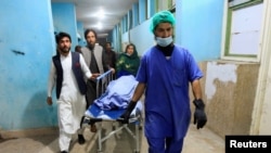 Pria Afghanistan mengangkut jenazah salah satu dari tiga pekerja media perempuan yang ditembak dan dibunuh oleh pria bersenjata tak dikenal, di sebuah rumah sakit di Jalalabad, Afghanistan, 2 Maret 2021.