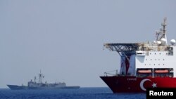Kapal pemboran Turki, Yavuz dikawal oleh fregat Angkatan Laut Turki TCG Gemlik (F-492) di kawasan timur Laut Tengah, sebelah barat daya Siprus , 6 Agustus 2019. (Foto: REUTERS/Murad Sezer)
