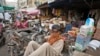 FILE - Buruh menunggu pekerjaan di pasar, di Karachi, Pakistan, Kamis, 13 Juli 2023. (AP/Fareed Khan)