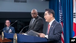 Menteri Pertahanan Amerika Lloyd Austin (tengah) hadir dalam konferensi pers bersama Menteri Pertahanan Korea Selatan Kim Yong Hyun (kanan) di Pentagon, Washington, pada 30 Oktober 2024. (Foto: AP/Kevin Wolf) 