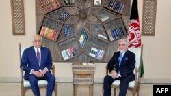 Ketua Dewan Tinggi Afghanistan untuk Rekonsiliasi Nasional, Abdullah Abdullah (kanan) pertemuan dengan Perwakilan Khusus AS untuk Rekonsiliasi Afghanistan Zalmay Khalilzad di Istana Sapedar, Kabul, 1 Maret 2021. (Foto:Biro Press Utusan Khusus Afghanistan AS/AFP).