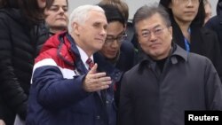 펜스 부통령이 10일 동계올림픽 쇼트트랙 남자 1,500m 경기가 열린 강릉빙상장에서 문재인 한국 대통령과 이야기를 나누고 있다.